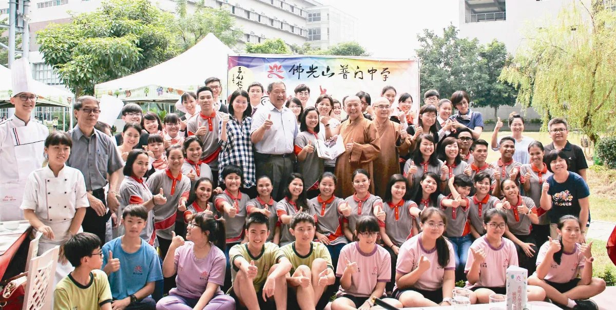光明大學畢業生 藉實習行佛