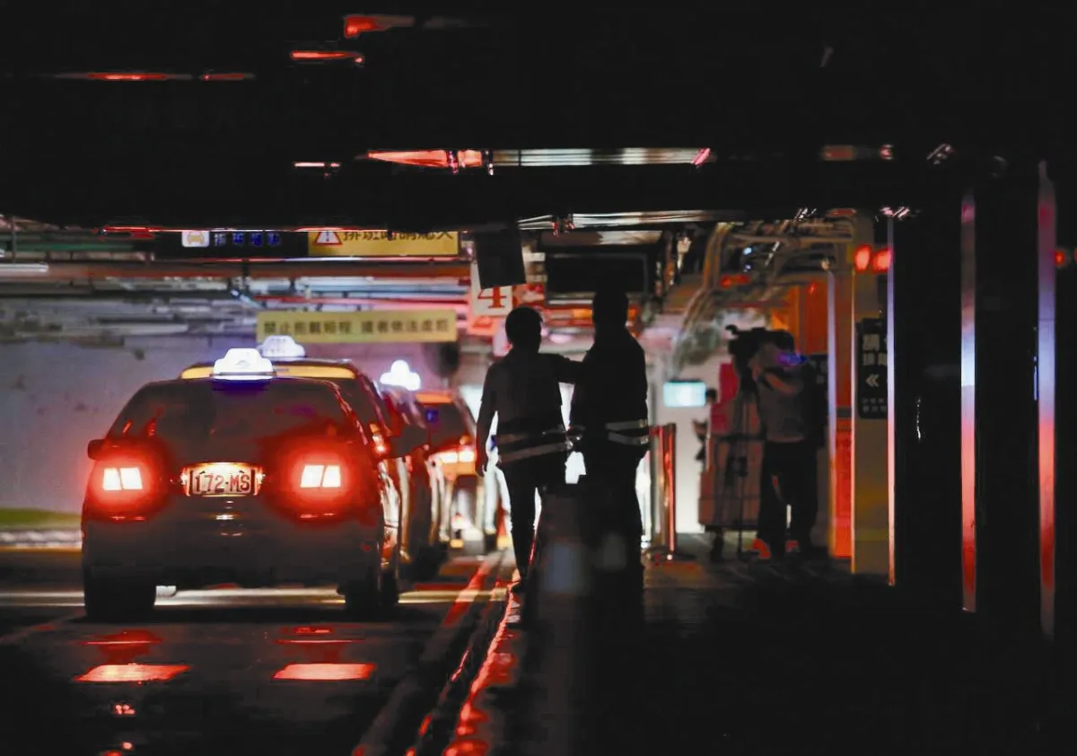 台北車站跳電 民眾摸黑搭車