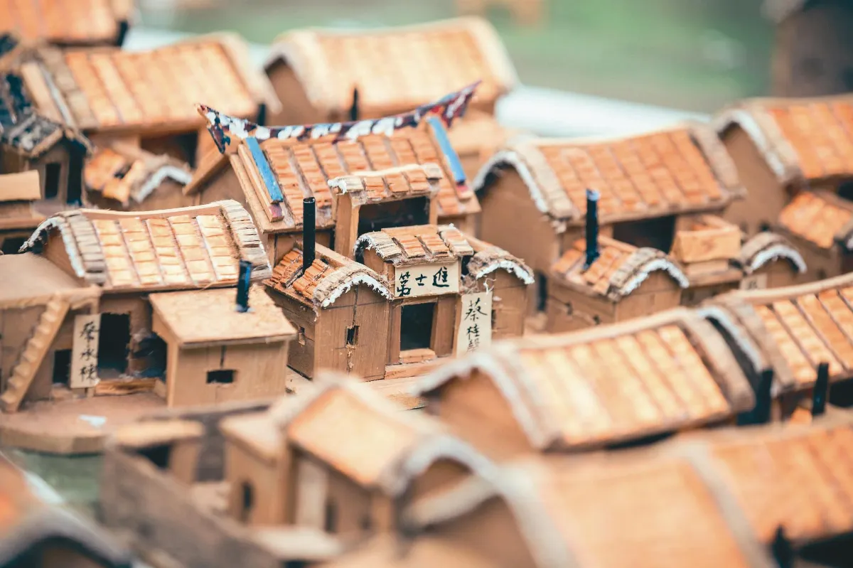 找回歷史記憶  蔡樹木廢棄木做古厝模型