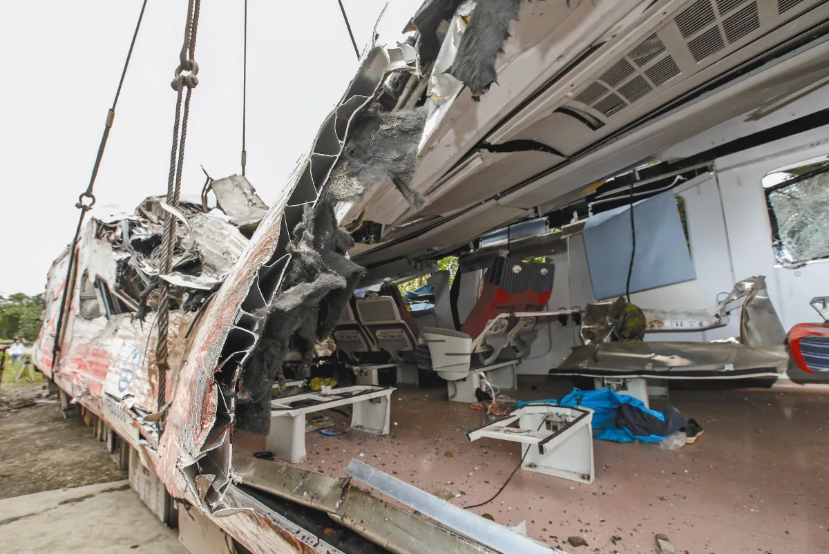 普悠瑪列車第八節車廂，昨天在工程人員的努力下，由吊車吊到一旁的馬路上，車廂內外受損嚴重。