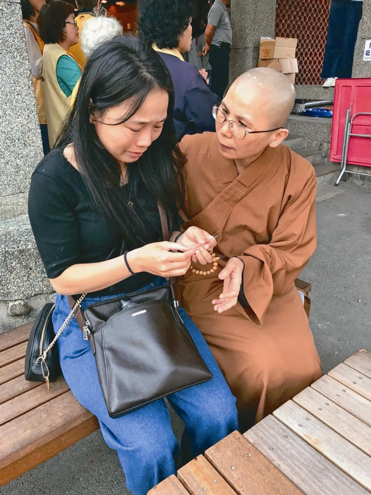 為罹難者助念 佛光人撫生慰靈