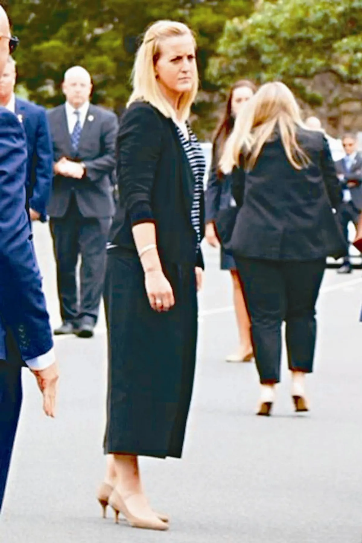 亮麗嬌點 哈利梅根女保鑣 佩槍踩高跟鞋