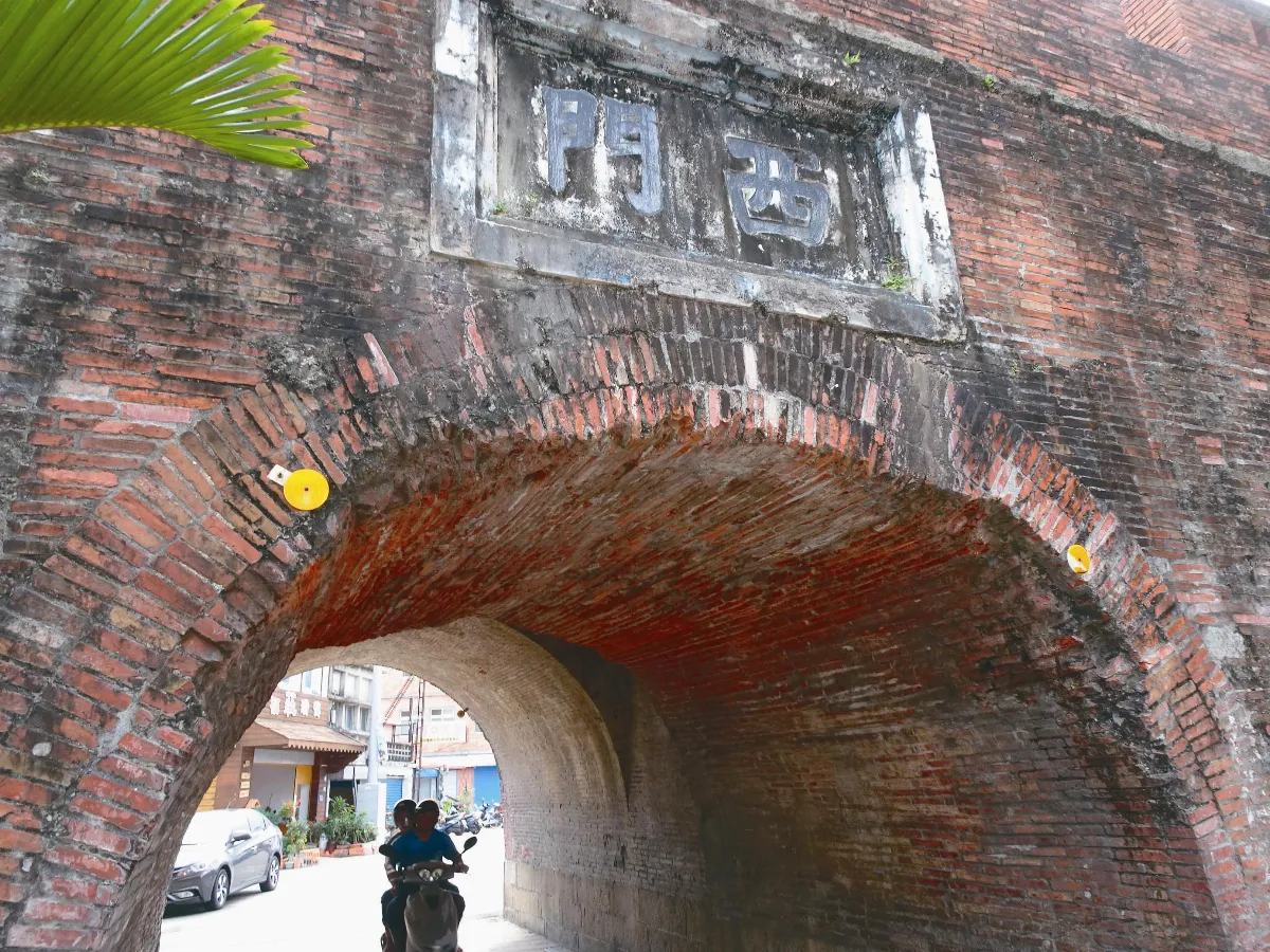 車輛硬闖  恆春古城門好痛