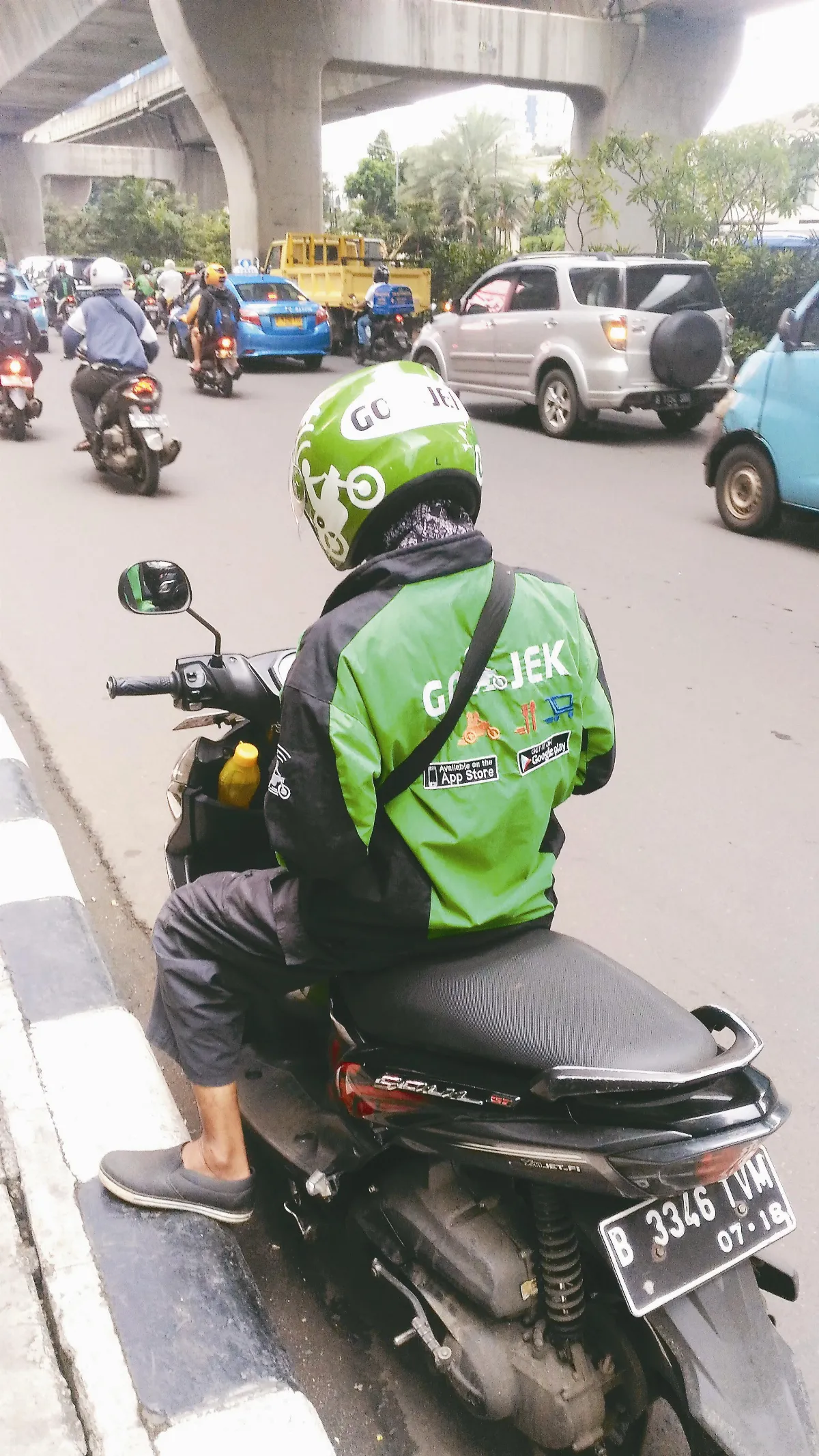 雅加達街頭小綠人 解塞車苦發網路財