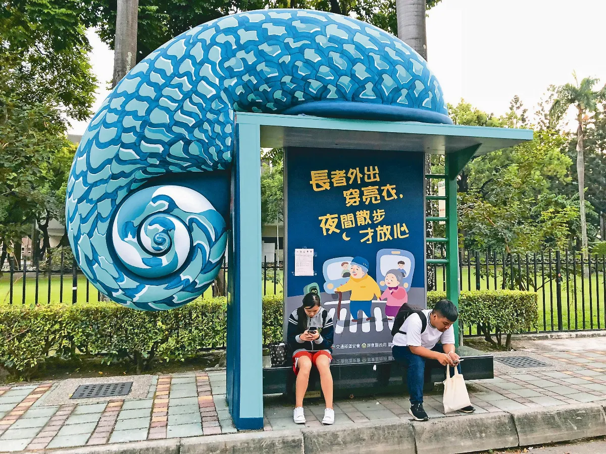 屏東等公車 有海螺陪你
