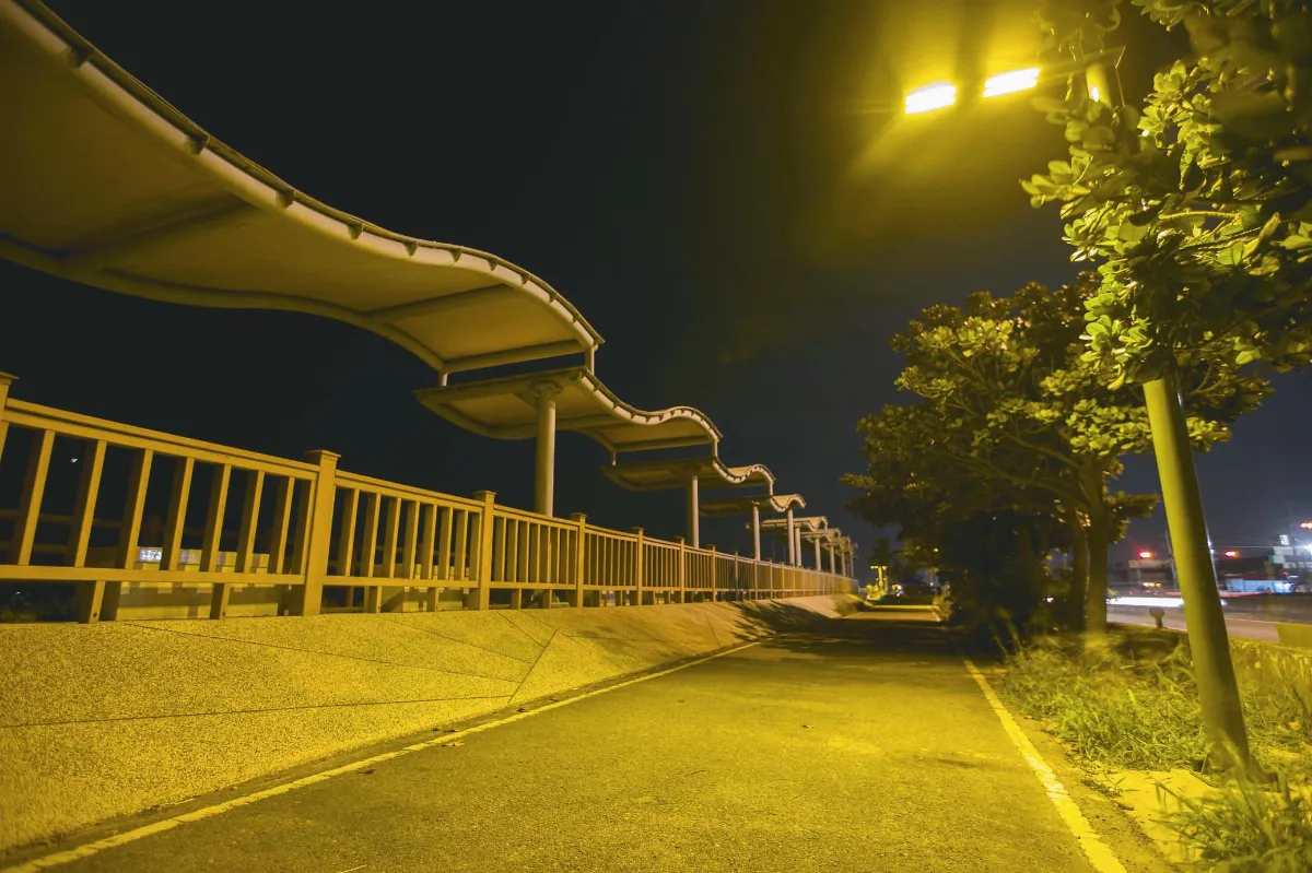 17公里海岸線 夜騎添燈具