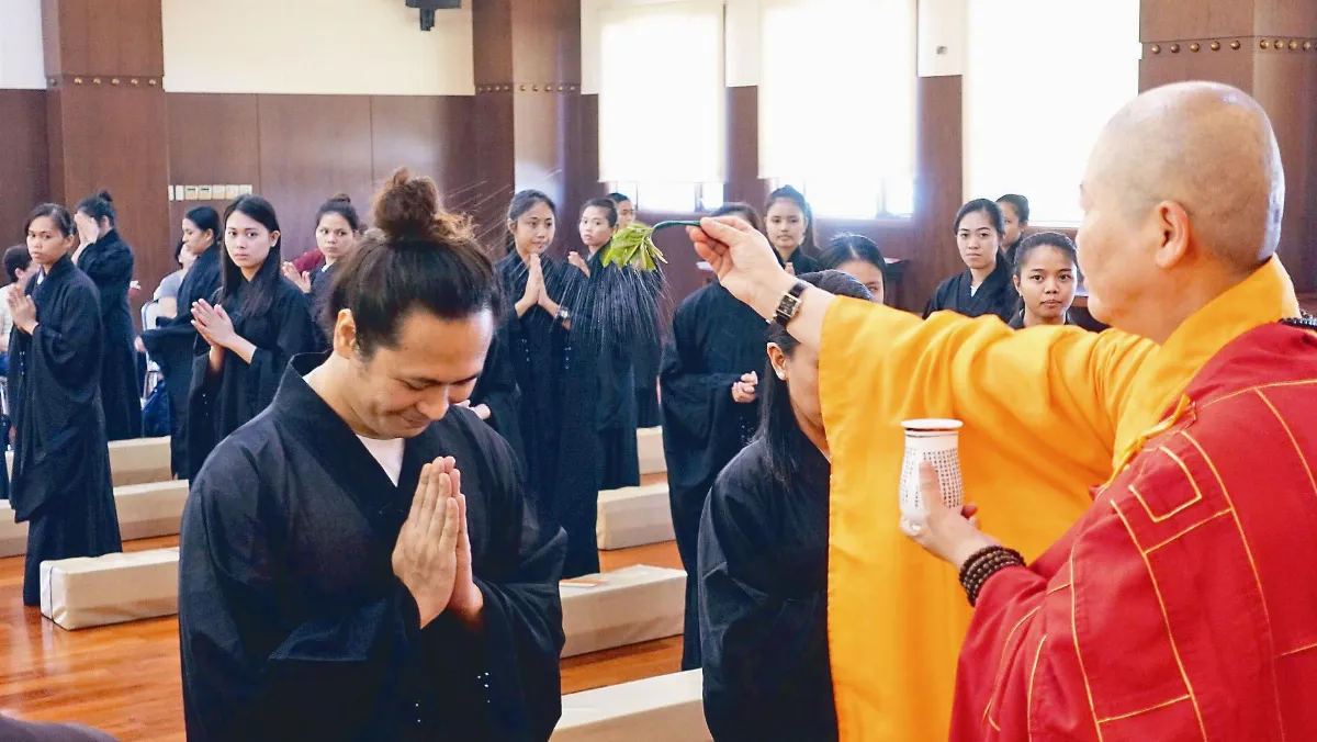 香江三皈五戒 800人成佛子