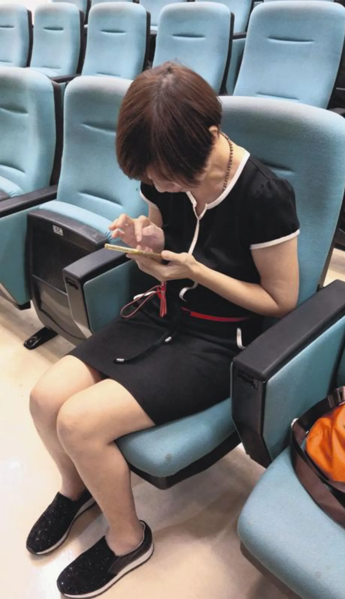 滑手機姿勢 分出美女or歐巴桑