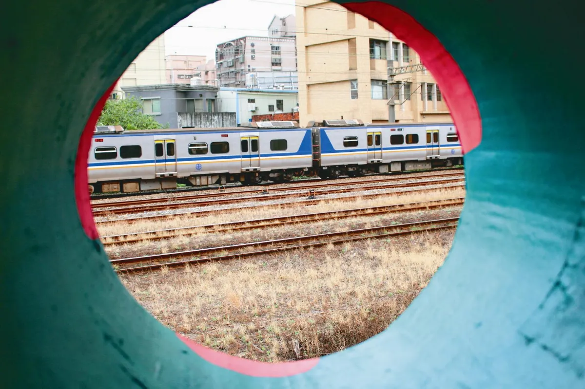 長頸鹿陪你看火車