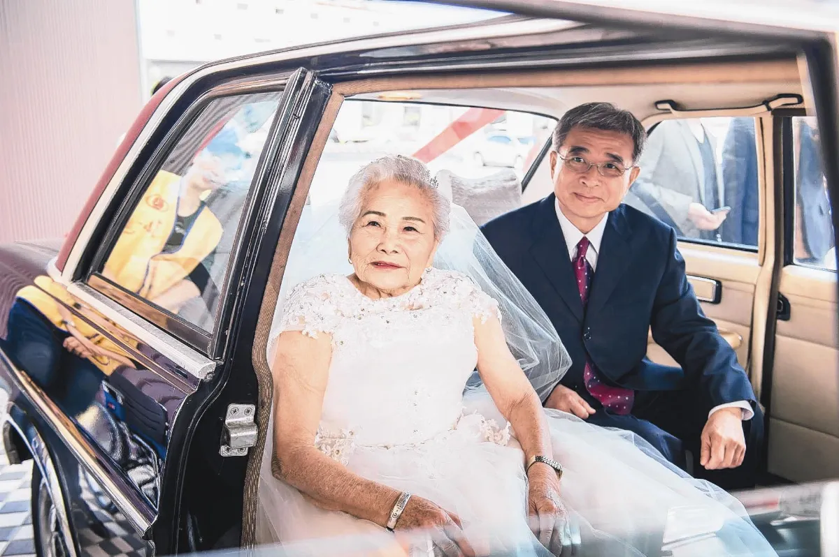 86歲獨居嬤 搭禮賓車圓婚紗夢