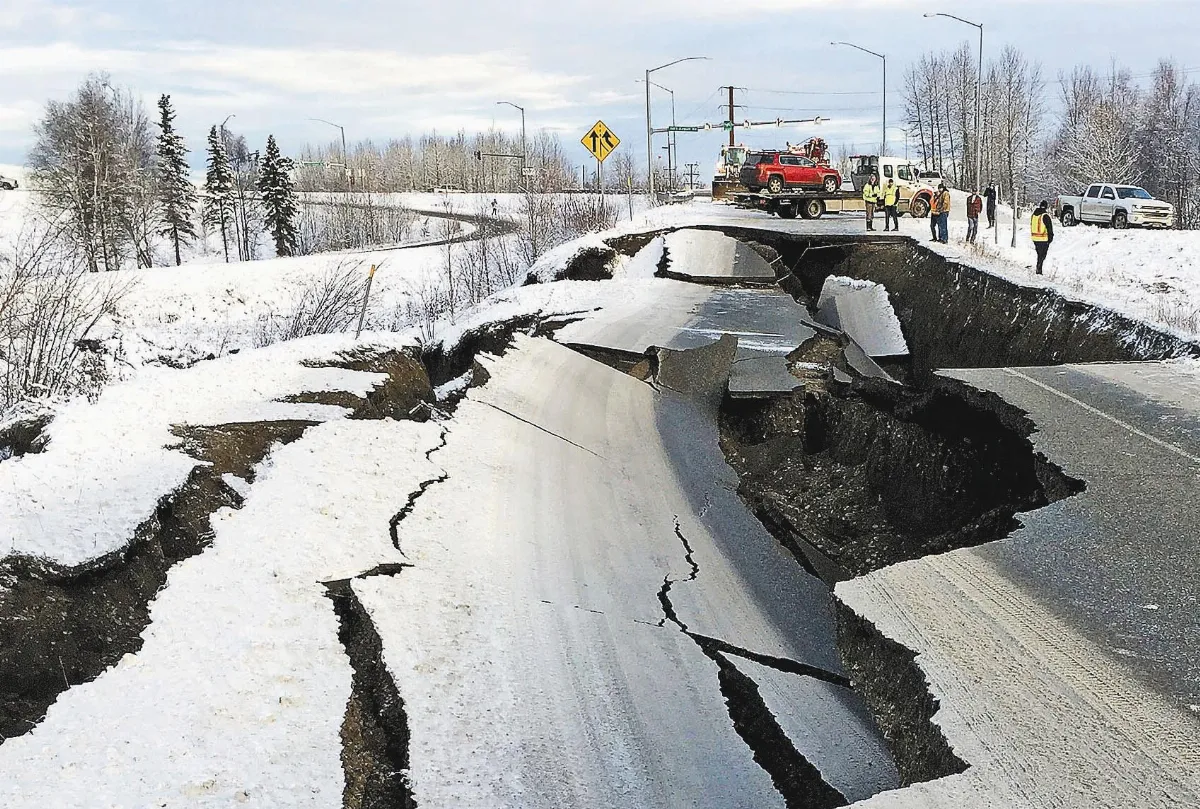 37年來最強烈 阿拉斯加7.0強震 天搖地動道路崩毀