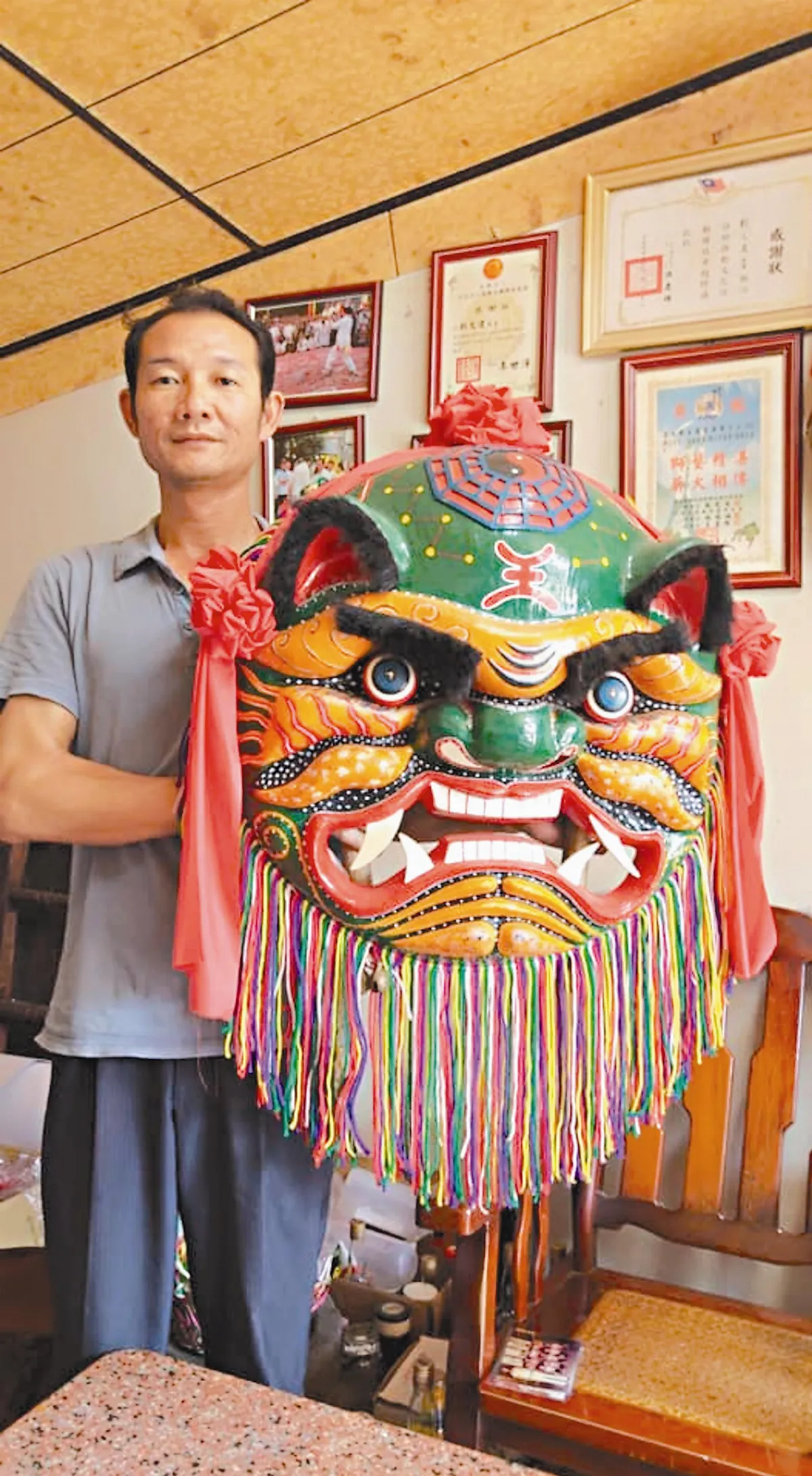 紙糊獅頭 加入舞團演出