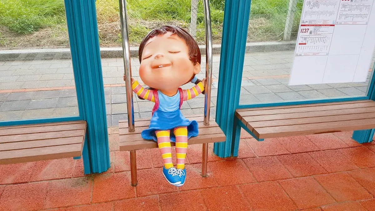 幾米閉眼女孩 陪你等輕軌