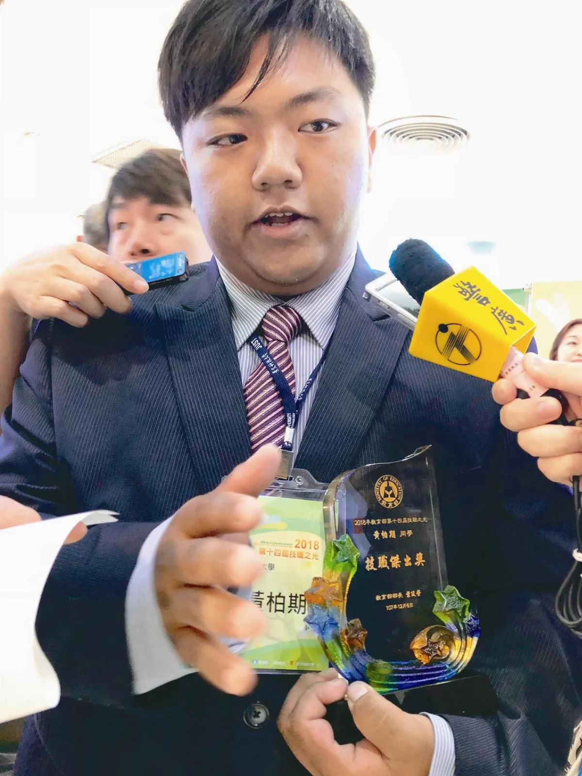 父全盲母新住民 他考取11張證照 獲技職之光