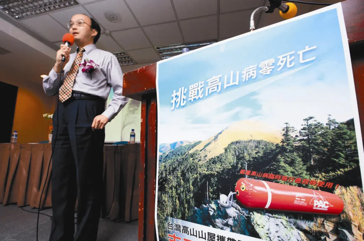 義工用5年 扛百件加壓艙上山