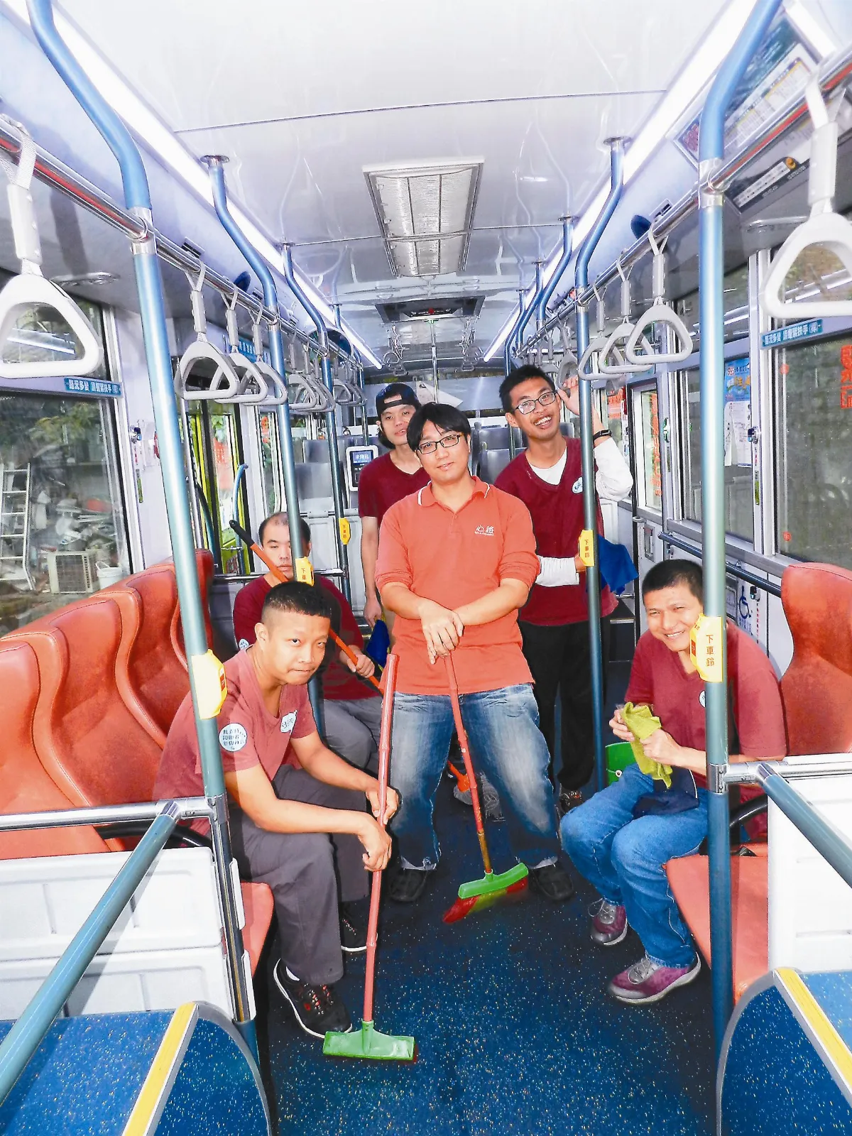 不一樣團隊 掃出公車清淨地