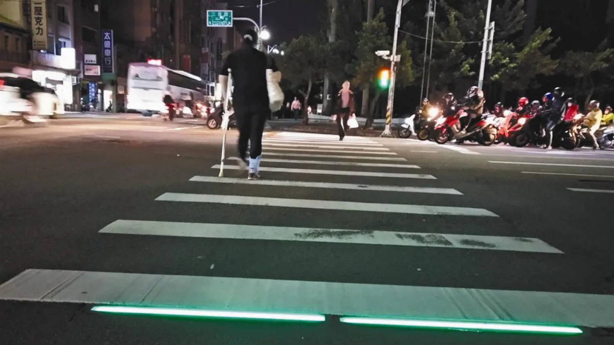 行人穿越線埋嵌燈 中市首創