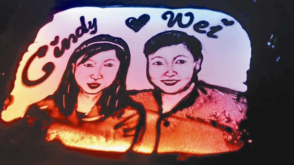 外籍移工用沙畫與民眾互動