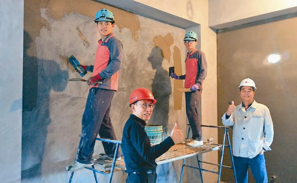 從抹壁教起 董事長育7泥作師