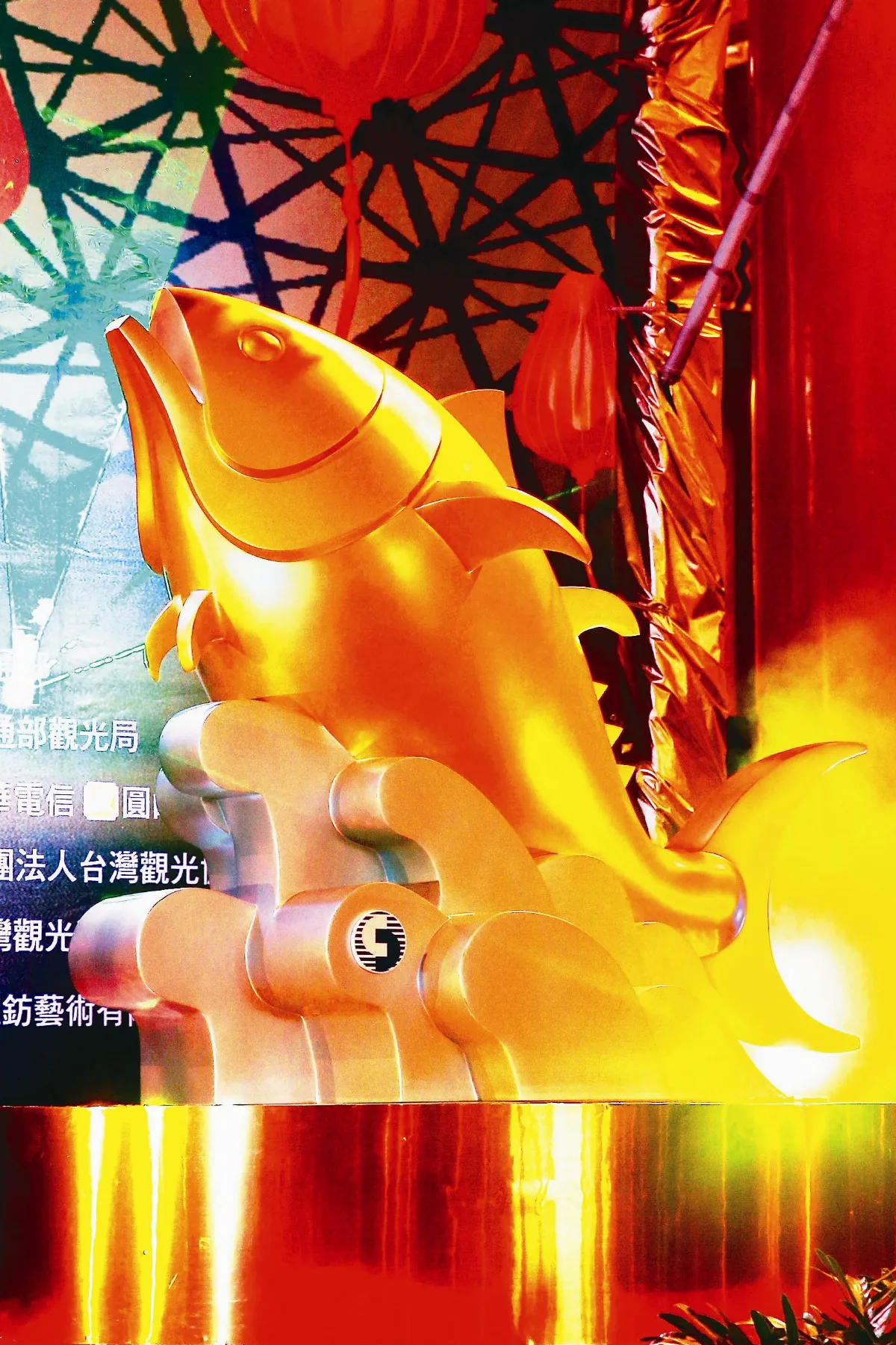 屏東主燈豬變魚 民眾反應兩極