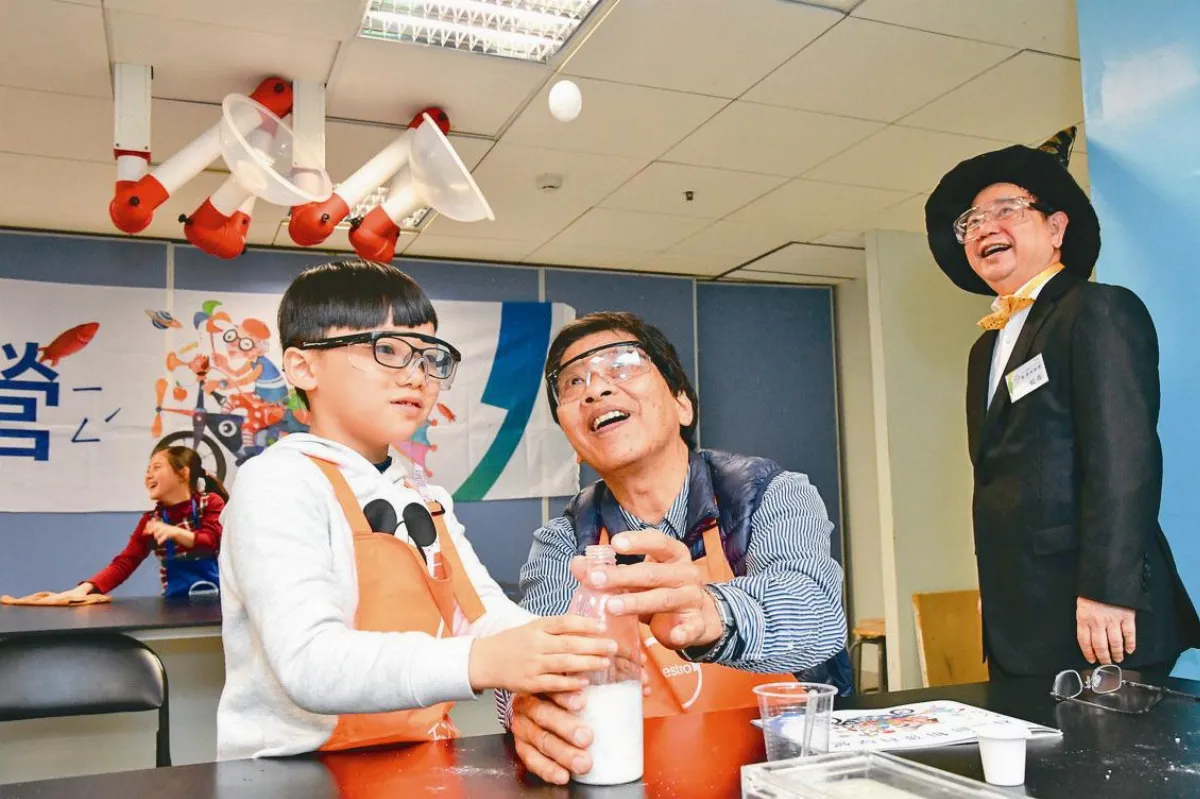 自製小蘇打火箭 祖孫樂翻
