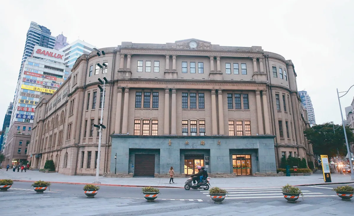 台北郵局脫口罩 蓋回拱門