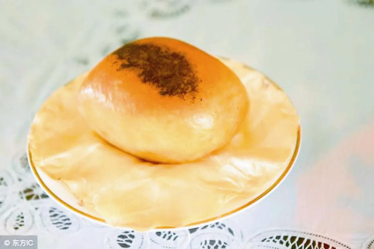 七旬老人 為石頭穿衣戴帽