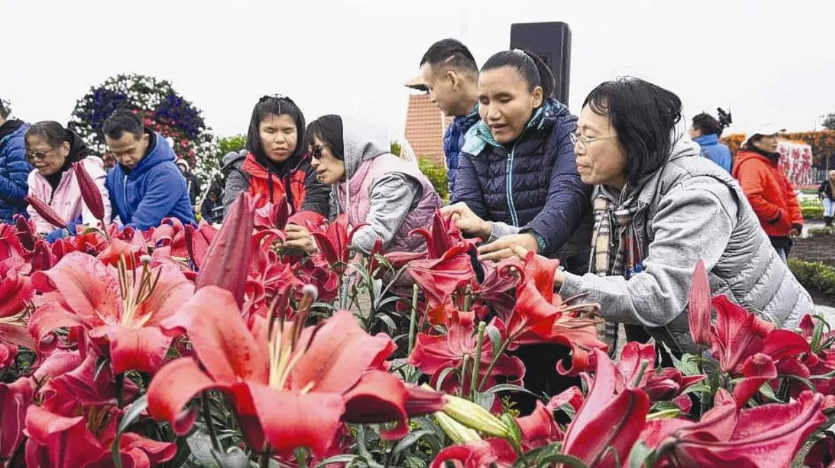盲童用心賞花 感受花之美