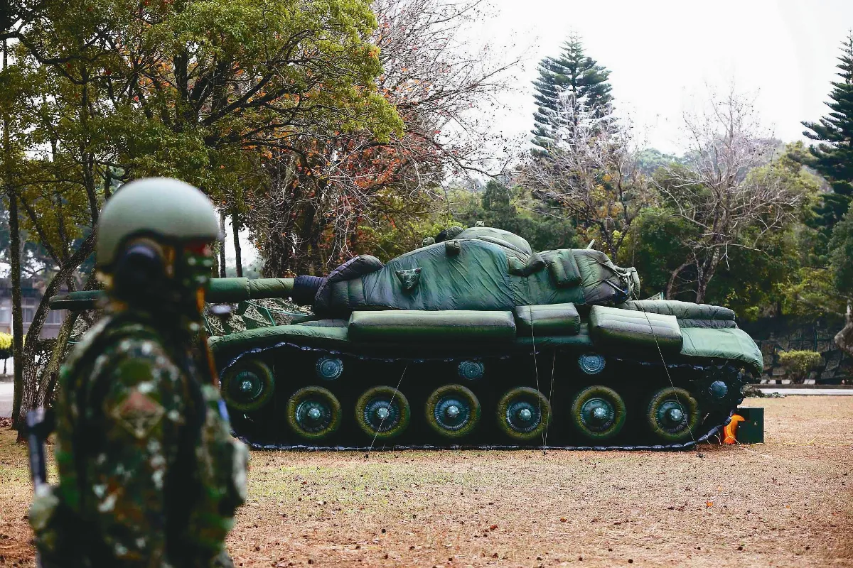 國軍操演 欺敵充氣戰車亮相