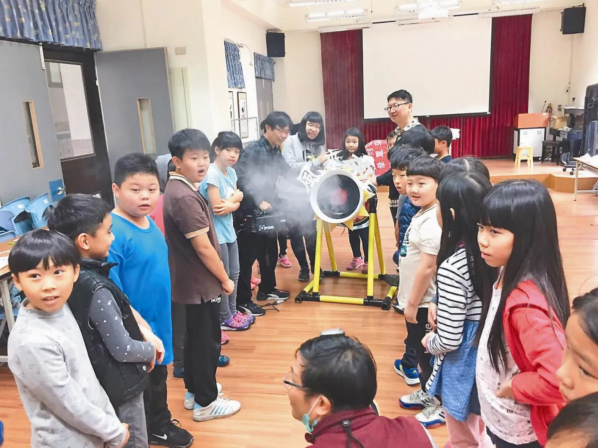 空氣砲好好玩 科技課外送山區