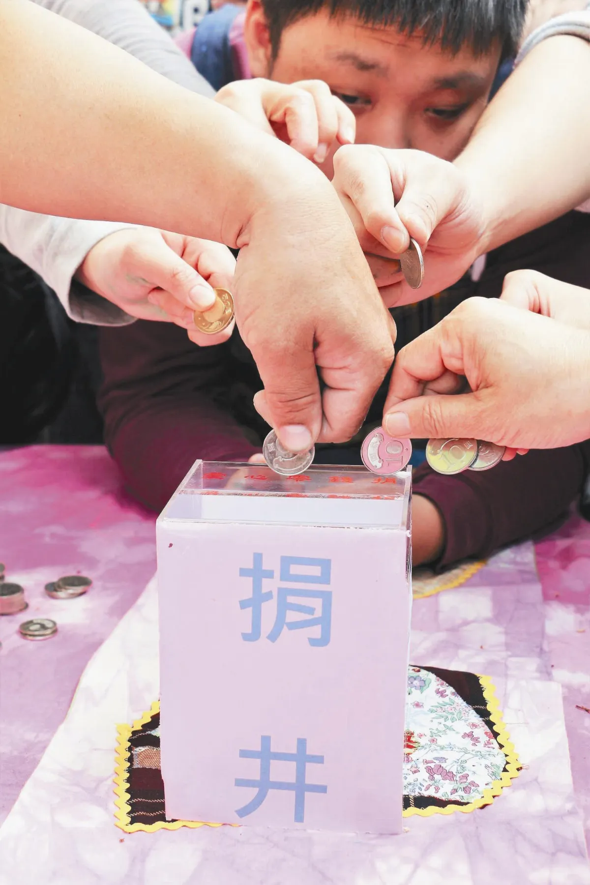 銅板響叮咚 身障兒回饋捐井