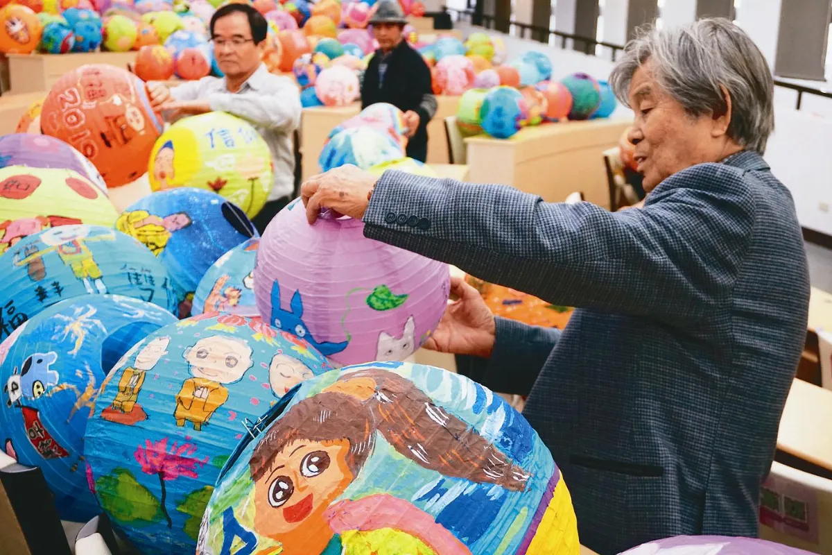 彩繪燈籠尬創意 沾喜氣結佛緣