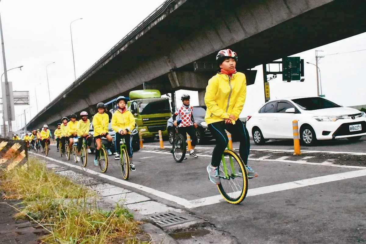 11名國小生 獨輪車環台千里