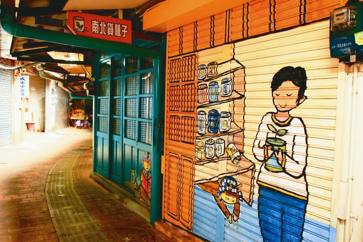 鐵門彩繪 半百老店大變裝