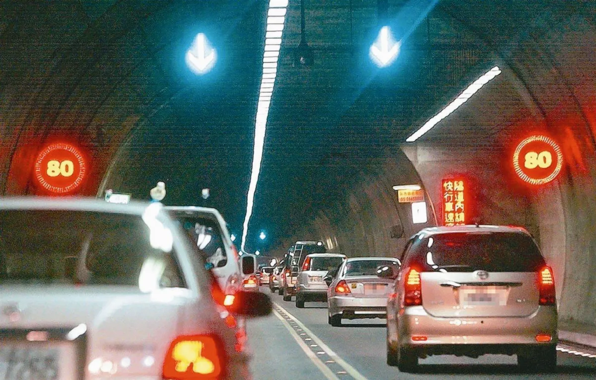 拋錨一次4500起跳雪隧拖救費 3/1  調漲1倍