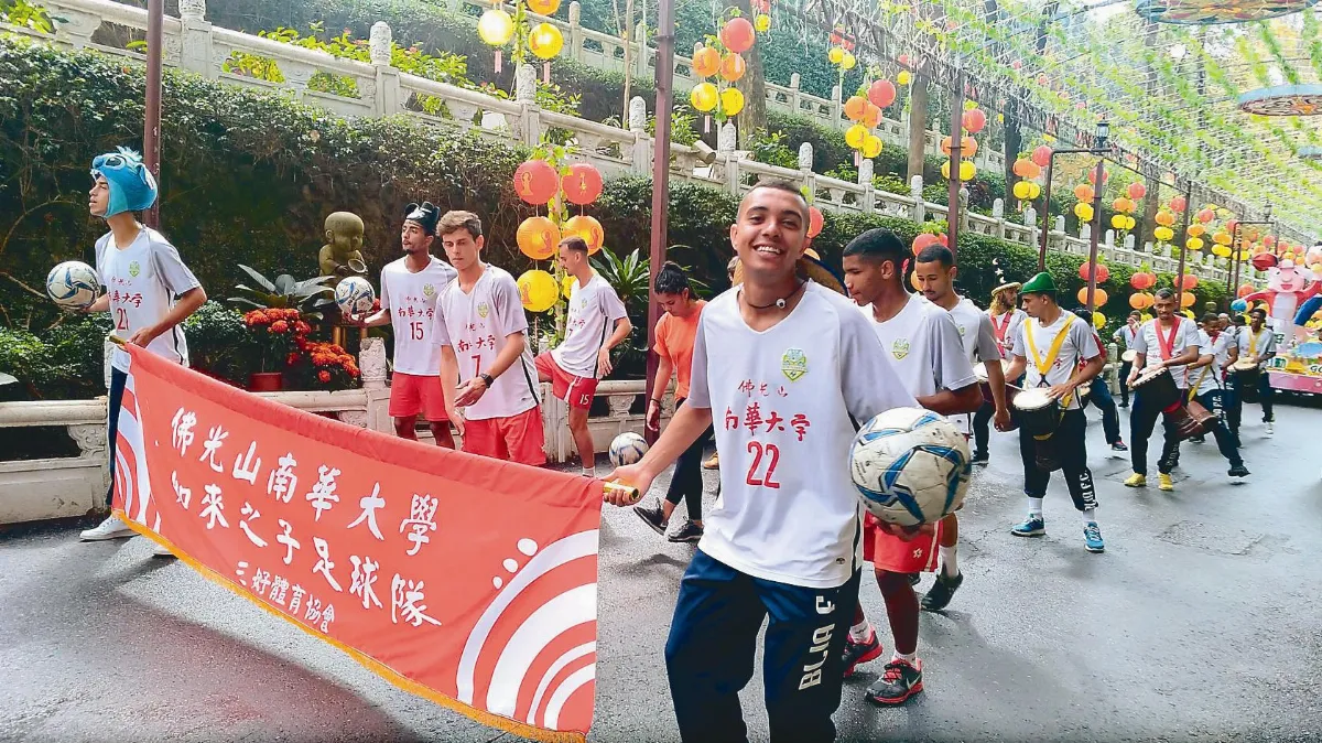 花車遊行 人潮掌聲都熱烈
