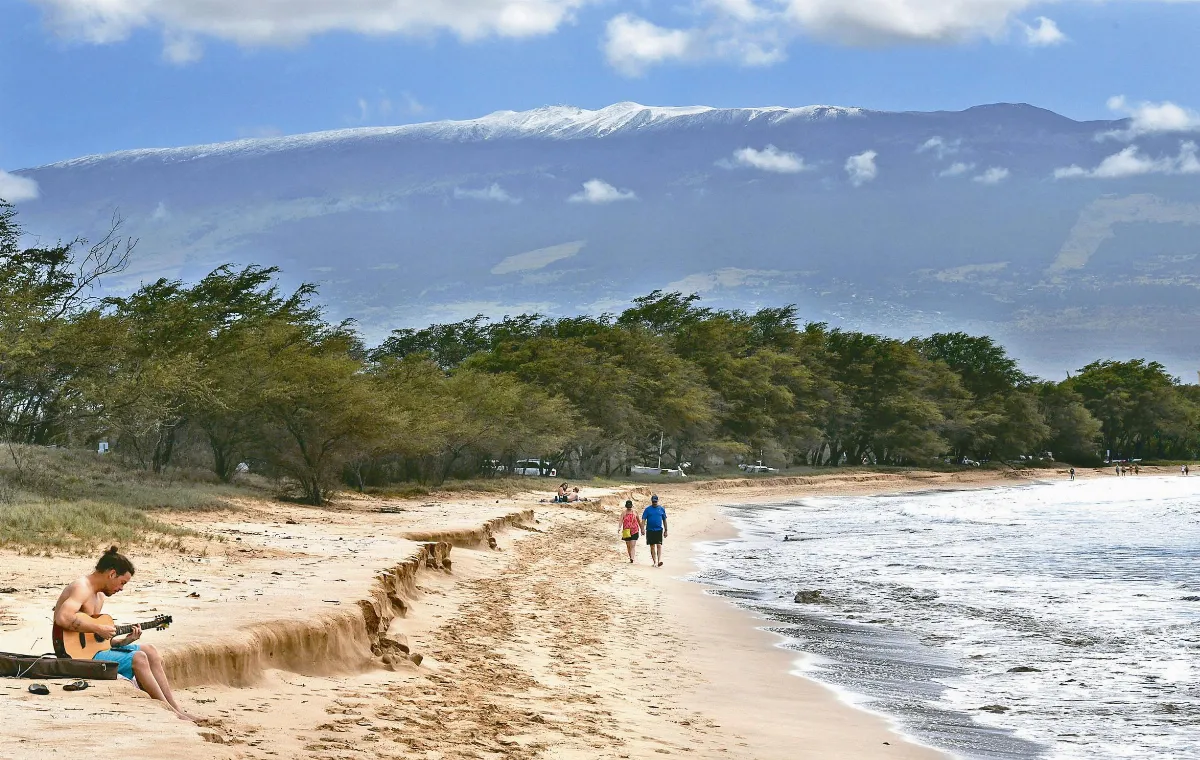 奇景！夏威夷海邊戲水 山頂降雪