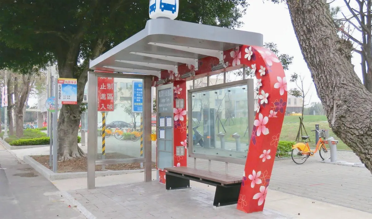 龍潭候車亭 洋溢客家風