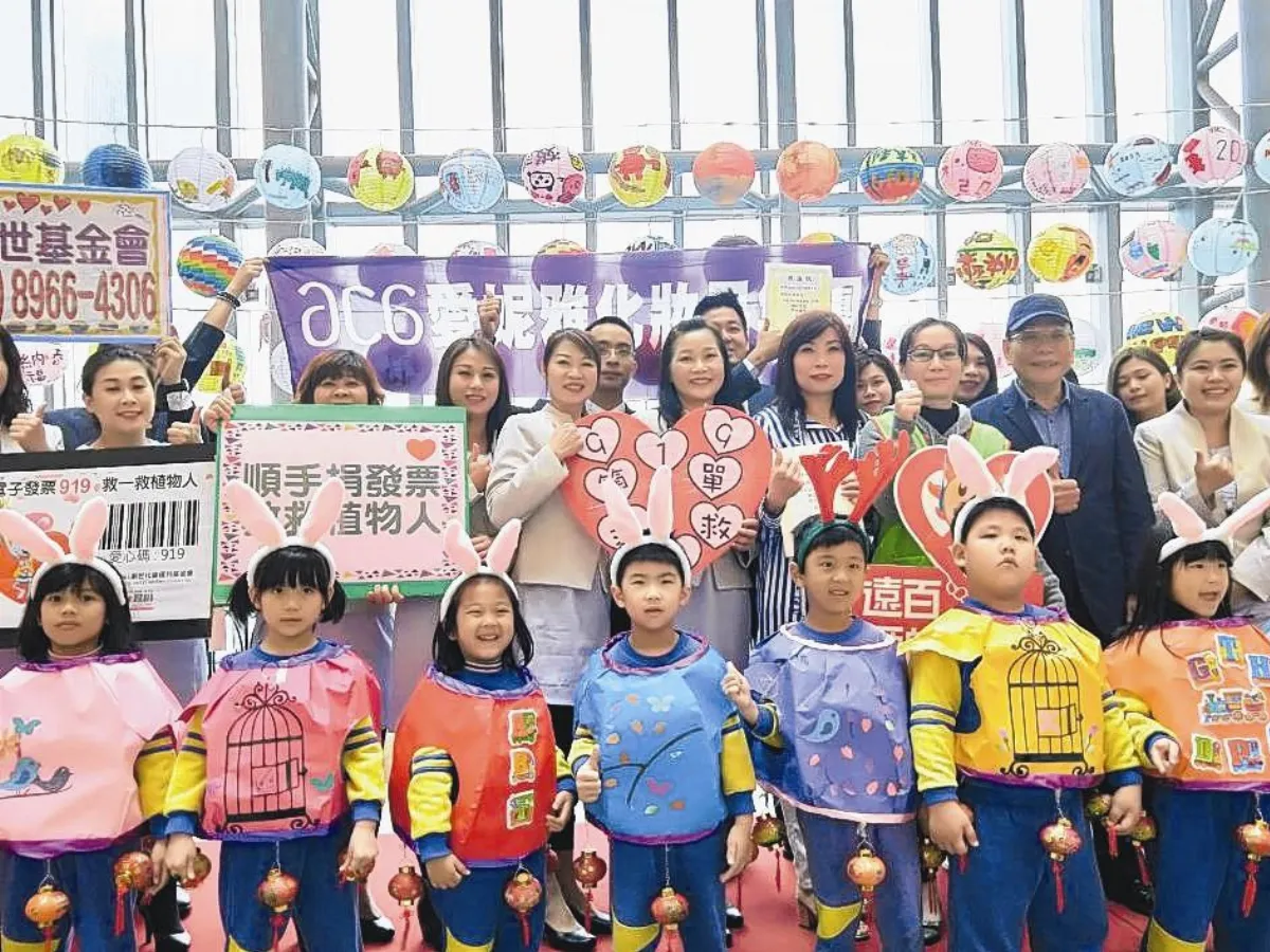 幼童扮燈籠 邀民眾捐發票行善