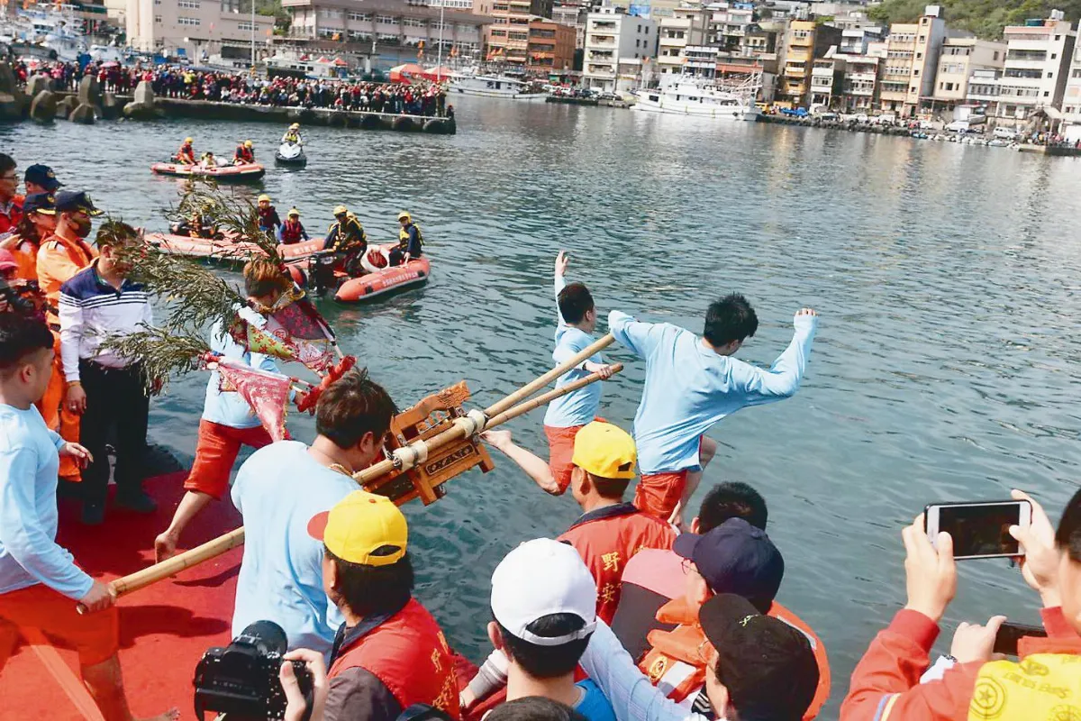 水裡來火裡去 神明淨港祈福