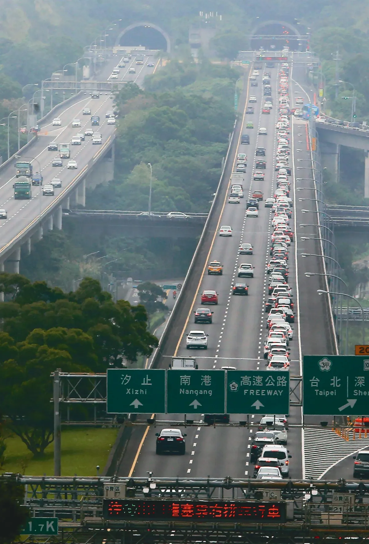 國道南下湧車潮 避5地雷路段