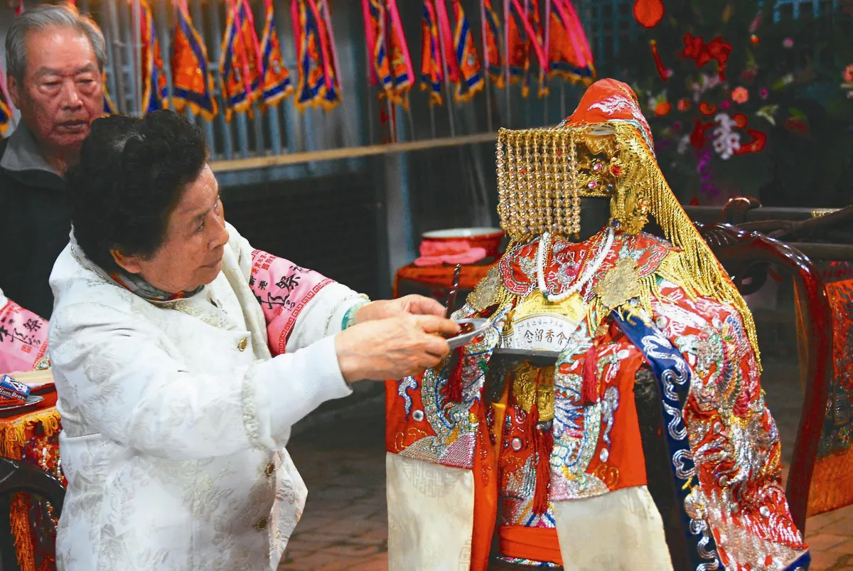 五福婆為媽祖更衣 展現恭敬心