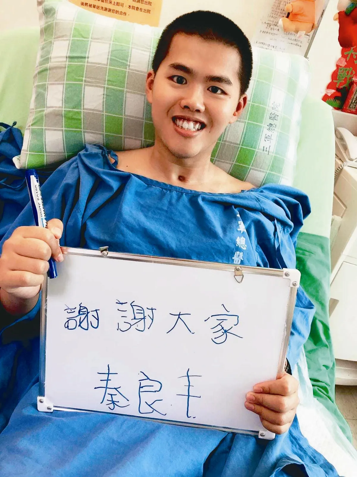 從幾乎全癱到能站立 盼年底拄枴杖走 傘兵秦良丰 轉院回家鄉