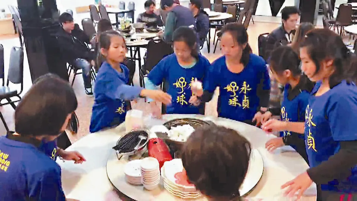 球員餐後收碗筷 打動好多人