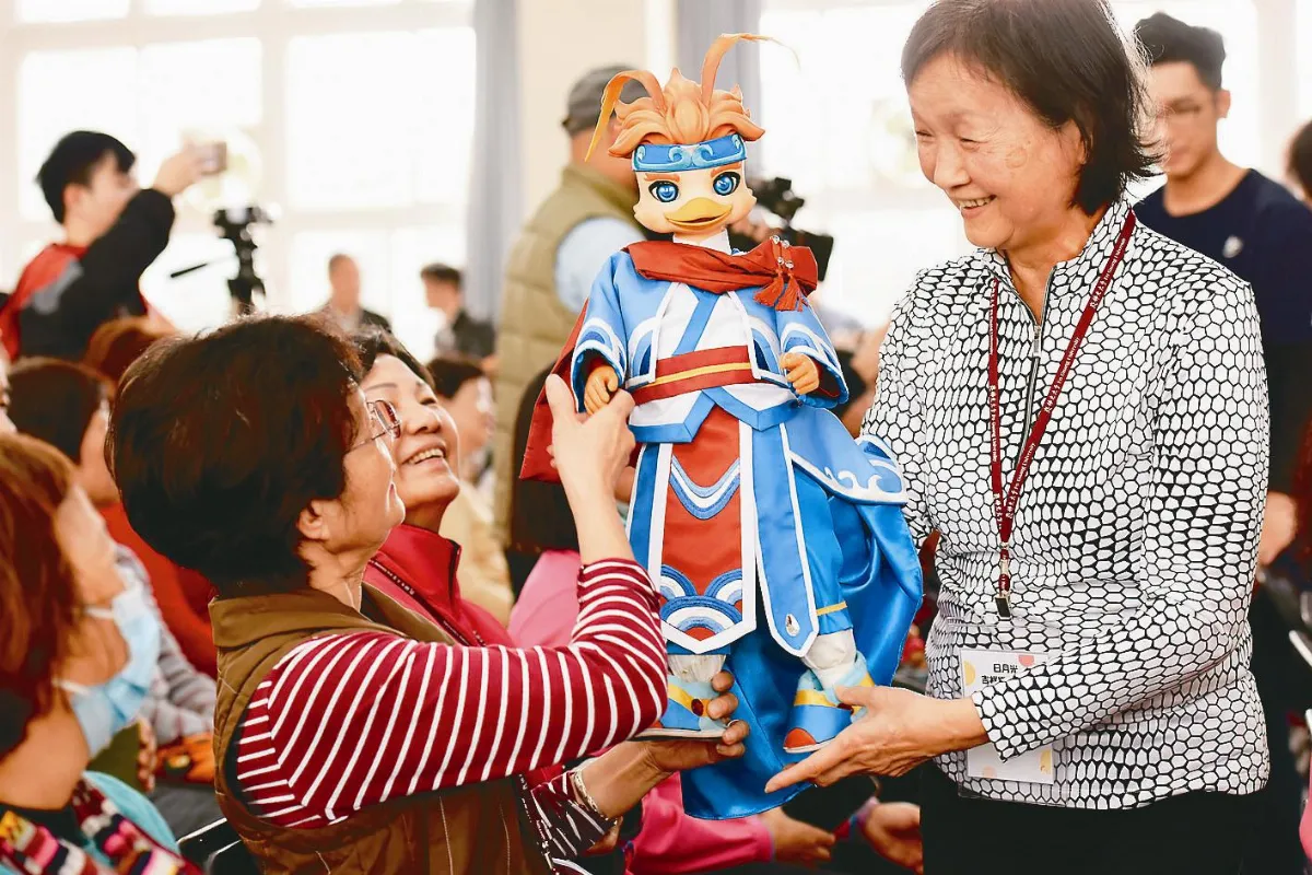 吉祥樂學 長者樂當霹靂操偶師