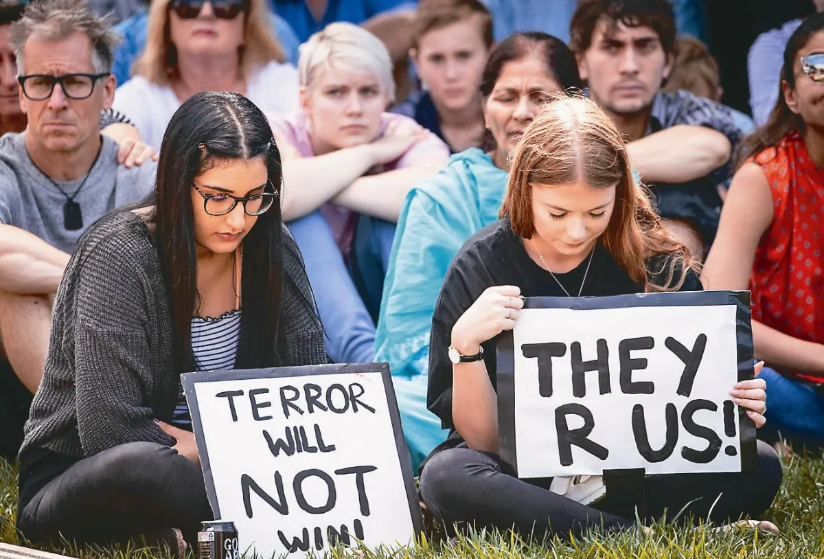 總理要修法嚴管槍械 紐西蘭殺人魔出庭 狂妄比白人至上手勢