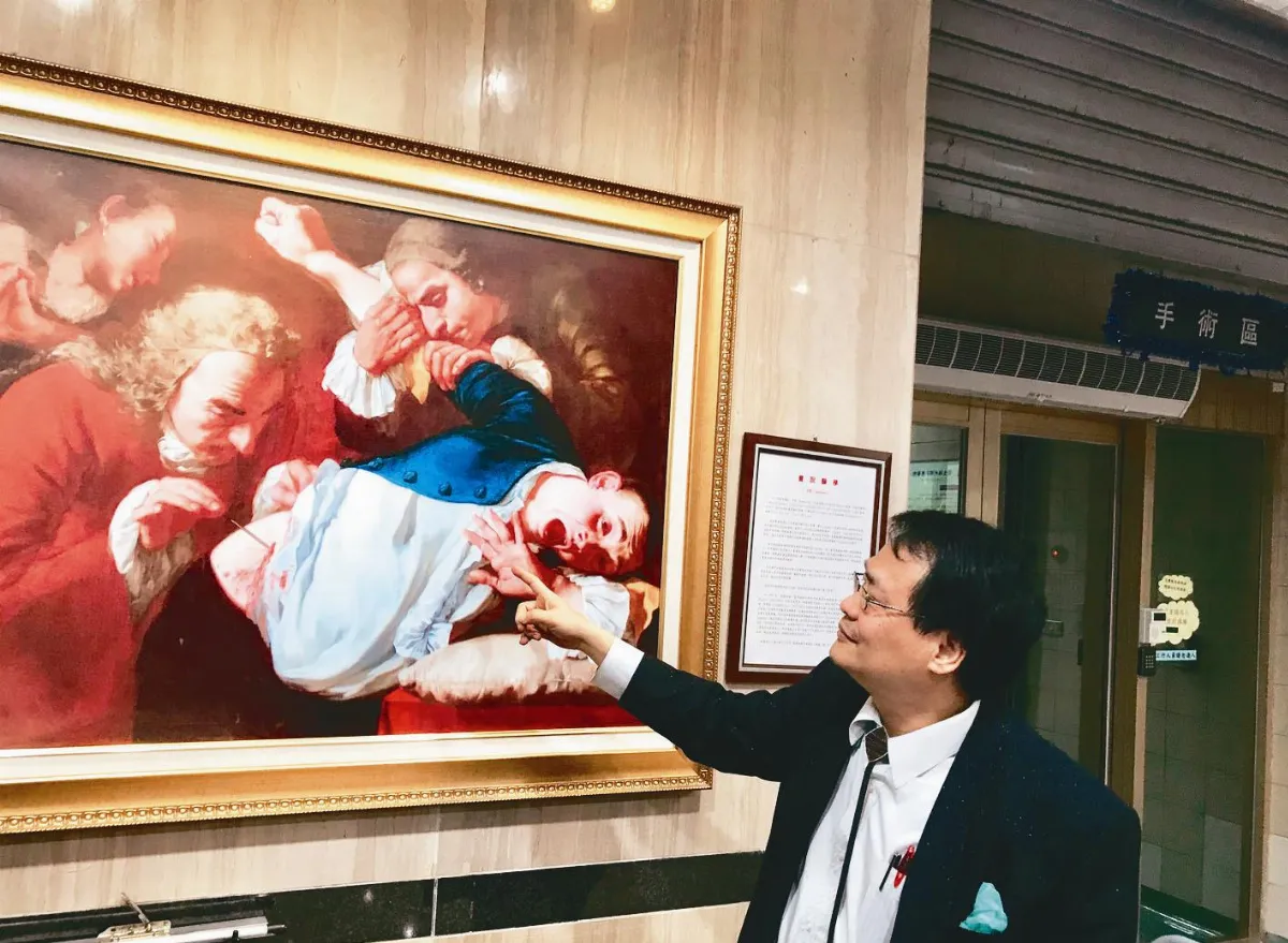 他用畫教醫學 醫院走廊變藝廊