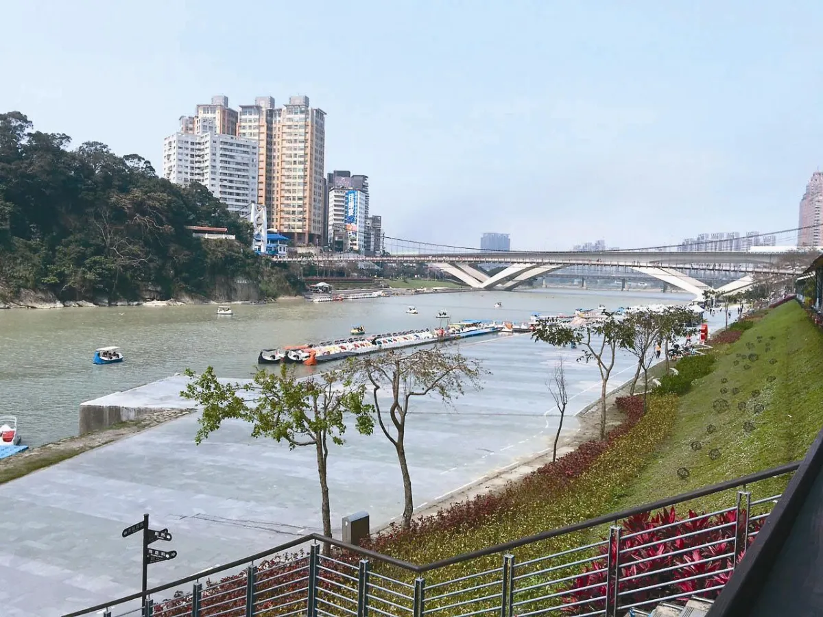 海闊天空  碧潭親山水岸行