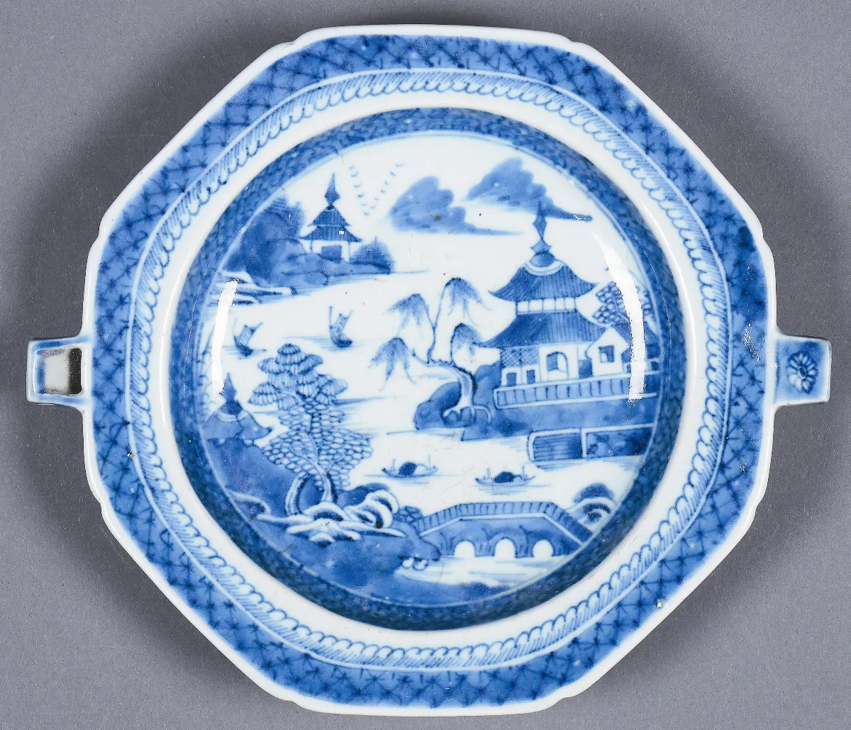 【浯島瓷輝．藝韻青花─金門明清暨當代青花瓷典藏展】八角雙耳盤