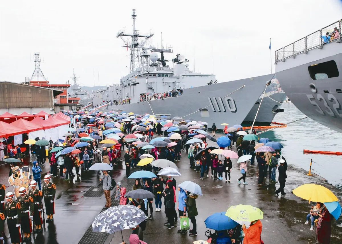 敦睦艦開放參觀 首日湧進4萬人